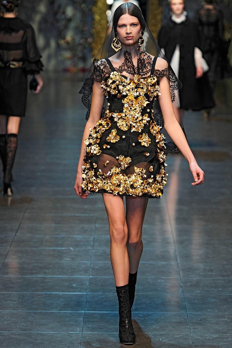 PaperBlog-celebrities-style-dolcegabbana-womens-fw-embroidered