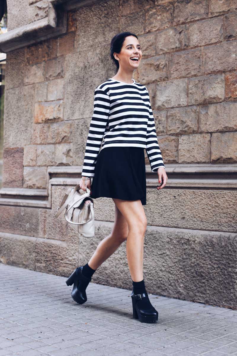 style-in-lima-milagros-plaza-falda-negra-camiseta-rayas-negro-blanco-bolso-tous