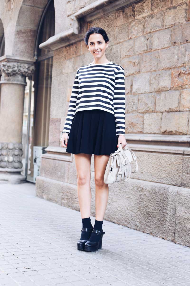 style-in-lima-zapatos-con-medias-camiseta-manga-larga-rayas-zara-falda-mini-negra-bolso-tous
