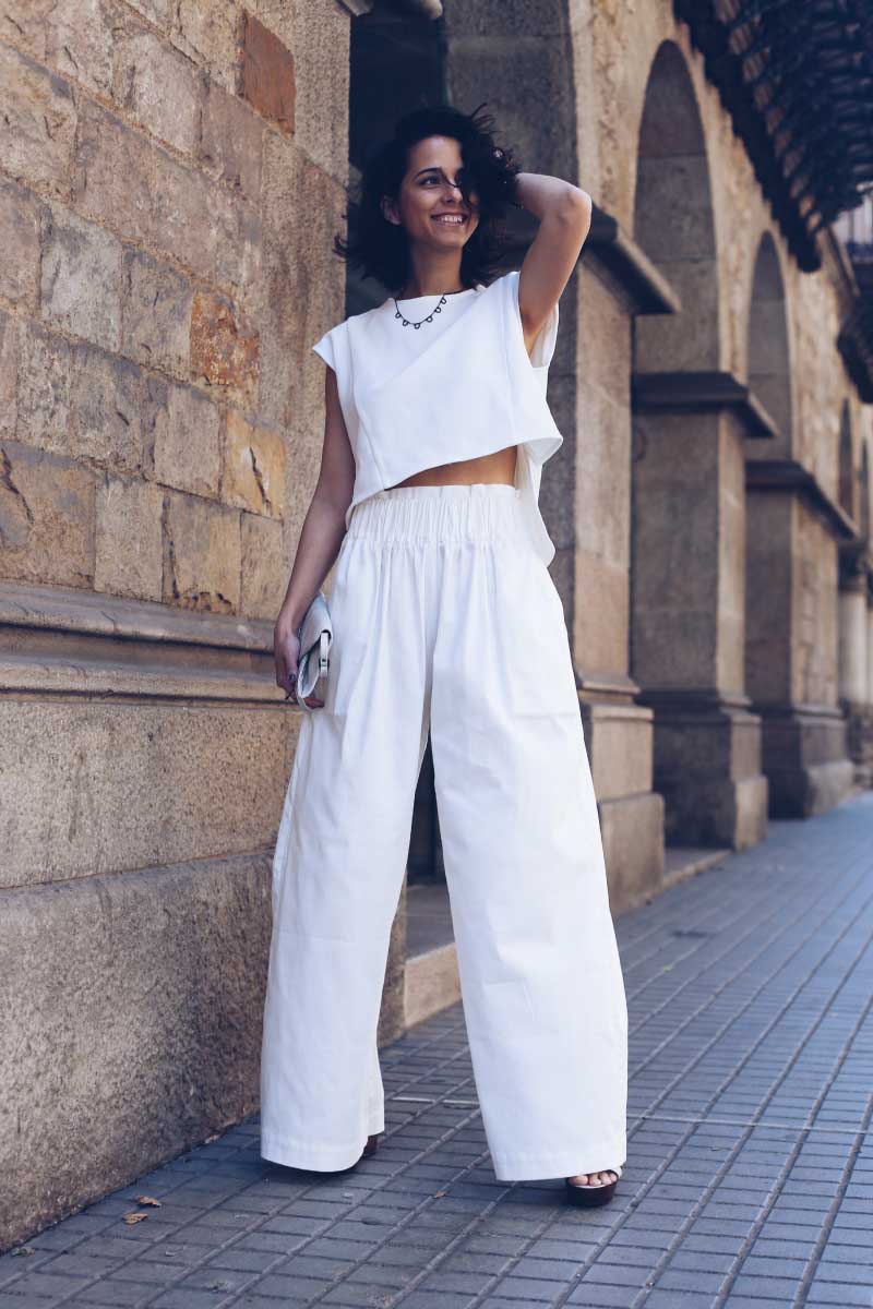 style-in-lima-look-blanco-pantalon-palazzo-cintura-camiseta-blanca-plataformas-aita