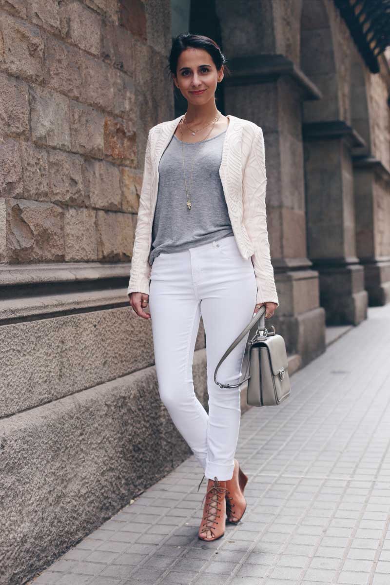 style_in_lima-chaqueta-nude-crema-blanca-jeans-blancos-sandalias