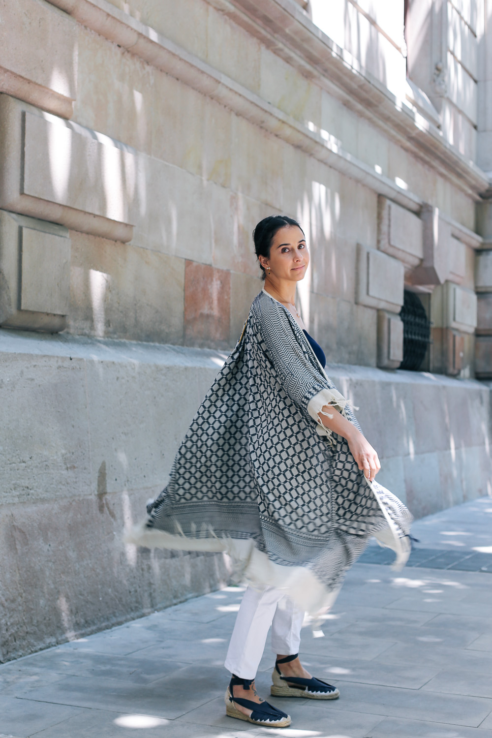 look-pantalon-blanco-kimono-becksondergaard-bolso-amarillo-streetstyle-barcelona-IMG_8186