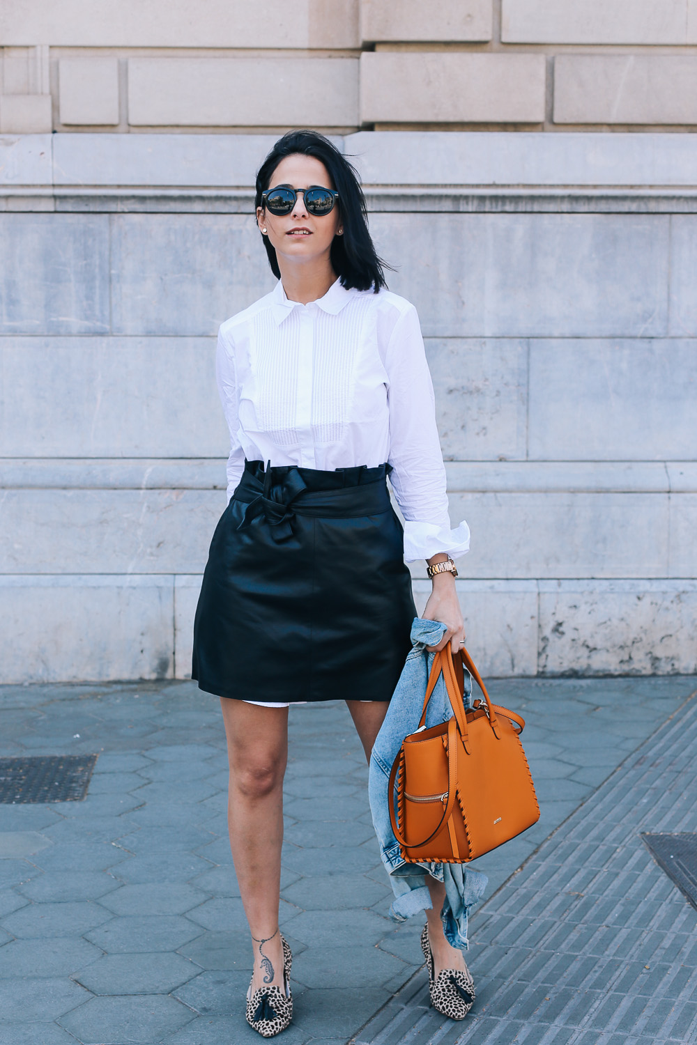 falda-piel-reciclada-ecologica-cinturon-camisa-blanca-barcelona-street-style-IMG_5183